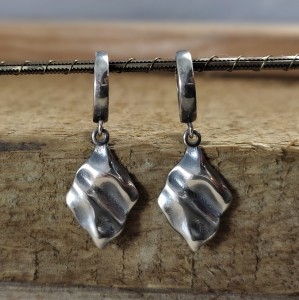 Kolczyki srebrne z pogniecionymi rombami