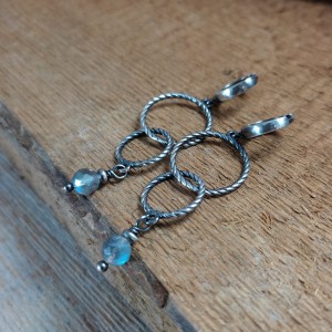 Kolczyki - obręcze z labradorytem