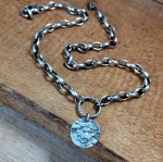 Naszyjnik srebrny z kołem gniecionym na grubym łańcuszku