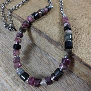 Naszyjnik - surowy z turmalinu