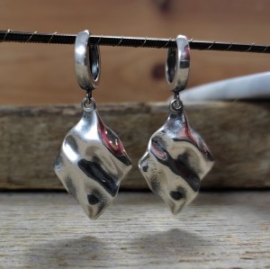 Kolczyki srebrne z pogniecionymi rombami