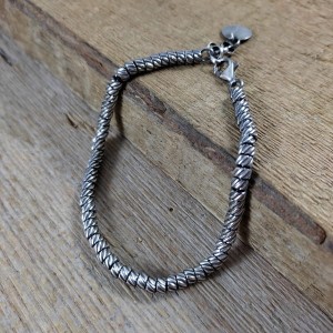 Bransoletka ze skręconymi rurkami na łańcuszku