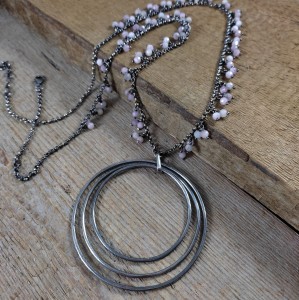 Naszyjnik - kunzyt z kołami