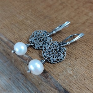 Kolczyki z perła i ażurową blaszką